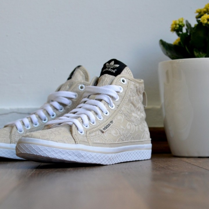 adidas gynaikeia adidas-originals-honey-mid-ekrou-mpez-D65886