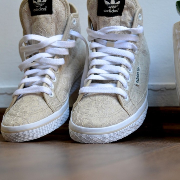 adidas gynaikeia adidas-originals-honey-mid-ekrou-mpez-D65886