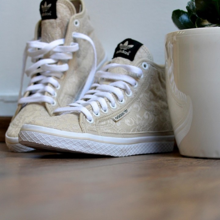 adidas gynaikeia adidas-originals-honey-mid-ekrou-mpez-D65886