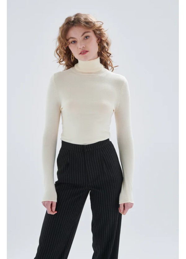 24COLOURS White Turtleneck Pullover - 41076a
