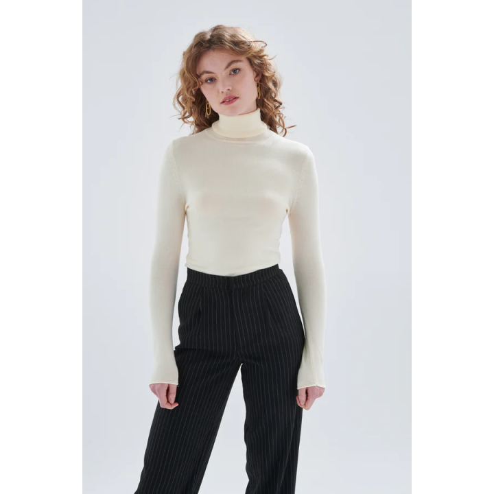 24COLOURS White Turtleneck Pullover - 41076a