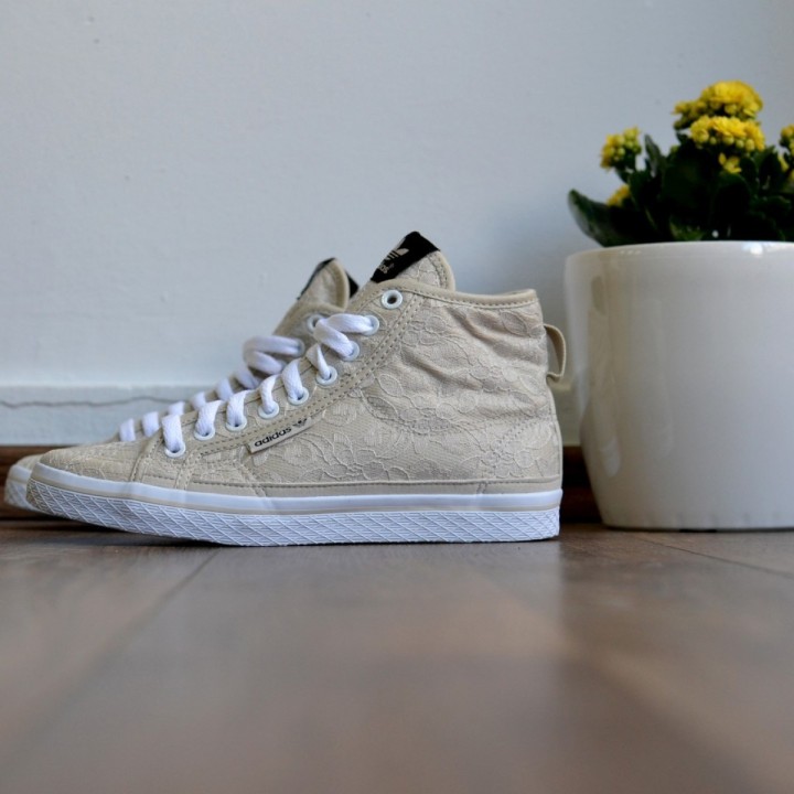 adidas gynaikeia adidas-originals-honey-mid-ekrou-mpez-D65886